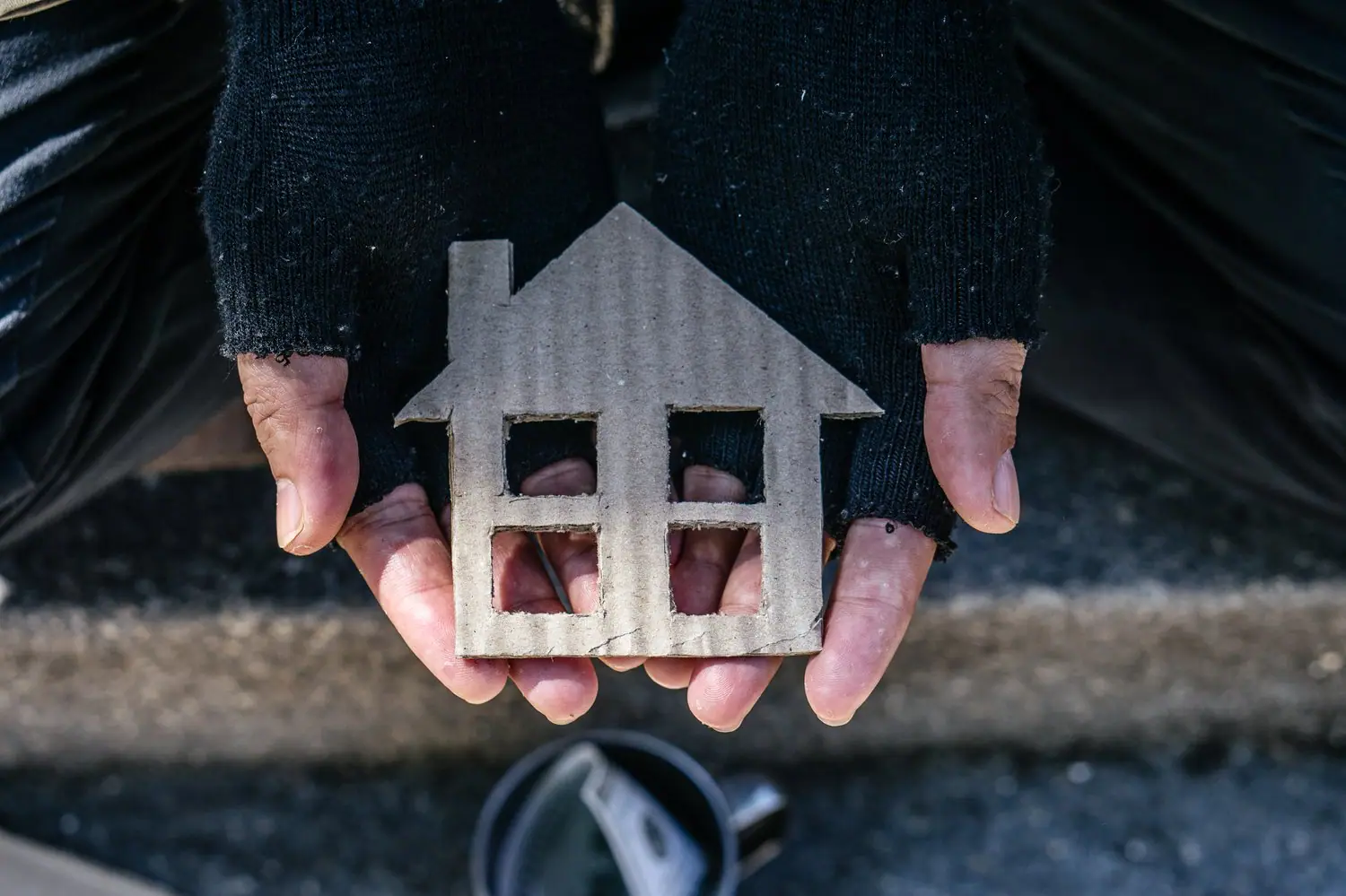 Co to jest housing first i jak pomaga bezdomnym w Polsce