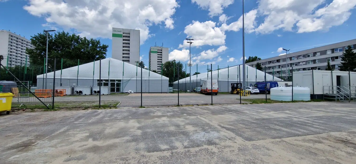 Wybór odpowiedniej hali namiotowej wymaga uwzględnienia specyfiki działalności i warunków lokalnych