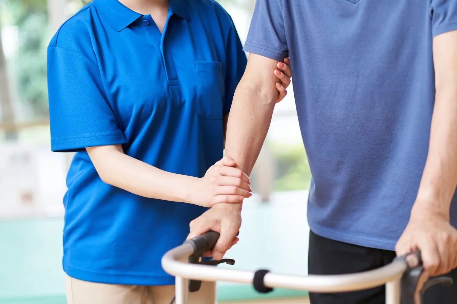 Czym różni się fizjoterapia od rehabilitacji - rodzaje terapii ruchowej