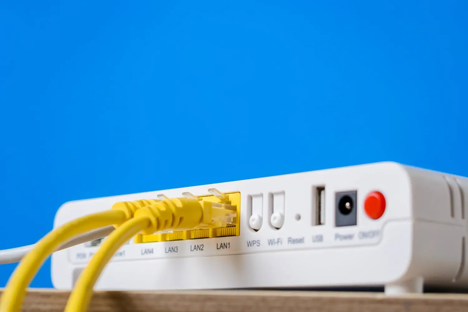 Czym różni się router od modemu - podstawy sieci domowej