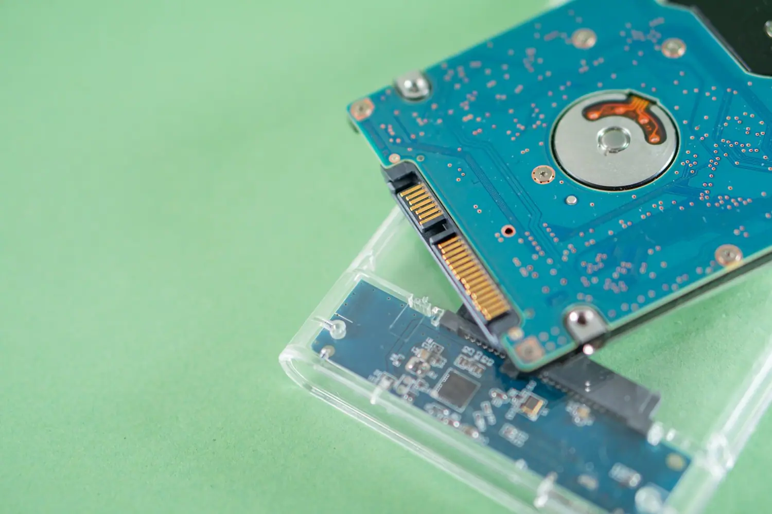 Czym się różni dysk SSD od HDD - który wybrać do komputera