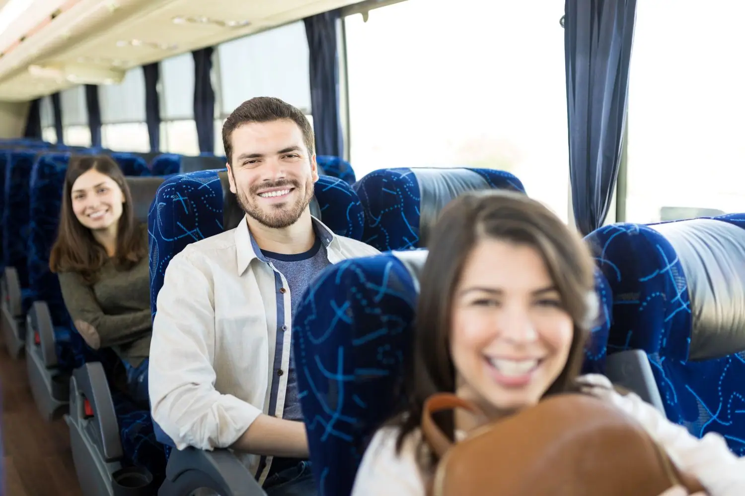 Nocna zmiana i brak autobusu o 22:00 - jak firmy pod Wrocławiem rozwiązują problem dowozu pracowników